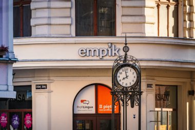 Torun 'da saatin altında karakteristik bir yerde Empik mağazası