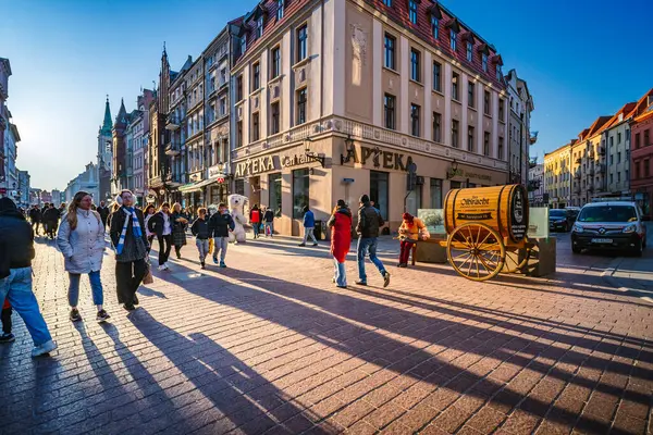 Kalabalık Torun 'un büyüleyici sokaklarında dolanıyor, yerel dükkanları keşfederken sıcak güneş ışığının tadını çıkarıyorlar..