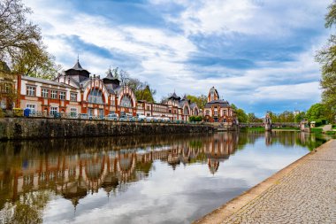Çek Cumhuriyeti 'nin Hradec Kralove kentindeki Elbe Nehri kıyısında yer alan etkileyici hidroelektrik santrali, hem mimari güzelliğin hem de yenilenebilir enerji yeniliğinin bir kanıtı olarak duruyor. İstasyonun dış görünüşü, karmaşık tuğlalarla süslenmiş.