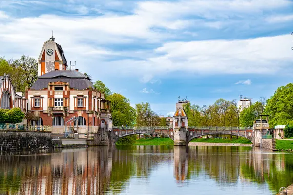 Hradec Kralove 'daki Elbe Nehri kıyısında yer alan bu tarihi hidroelektrik santrali çarpıcı mimari ayrıntıları sergiliyor..