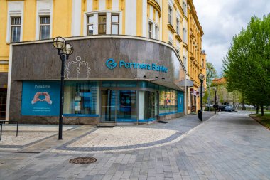 Hradec Kralove, Çek Cumhuriyeti - 04.18.2025: Ortak Banka, a.s. Çek bankası. Banka sadece mobil uygulamalarda bulunabilmesi açısından özeldir..