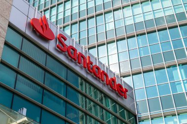 Poznan, Polonya - 03.24.2025: Santander Bank Polska SA Wrocaw, Pozna ve Varşova merkezli bir Polonya evrensel bankasıdır. Polonya 'nın en büyük üçüncü bankasıdır.
