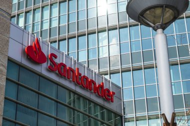 Poznan, Polonya - 03.24.2025: Santander Bank Polska SA Wrocaw, Pozna ve Varşova merkezli bir Polonya evrensel bankasıdır. Polonya 'nın en büyük üçüncü bankasıdır.