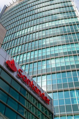 Poznan, Polonya - 03.24.2025: Santander Bank Polska SA Wrocaw, Pozna ve Varşova merkezli bir Polonya evrensel bankasıdır. Polonya 'nın en büyük üçüncü bankasıdır.
