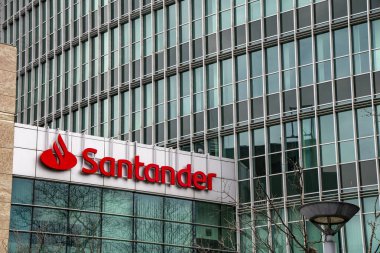 Poznan, Polonya - 03.24.2025: Santander Bank Polska SA Wrocaw, Pozna ve Varşova merkezli bir Polonya evrensel bankasıdır. Polonya 'nın en büyük üçüncü bankasıdır.