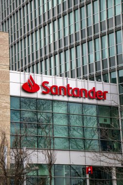 Poznan, Polonya - 03.24.2025: Santander Bank Polska SA Wrocaw, Pozna ve Varşova merkezli bir Polonya evrensel bankasıdır. Polonya 'nın en büyük üçüncü bankasıdır.