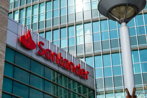 Poznan, Polonya - 03.24.2025: Santander Bank Polska SA Wrocaw, Pozna ve Varşova merkezli bir Polonya evrensel bankasıdır. Polonya 'nın en büyük üçüncü bankasıdır.