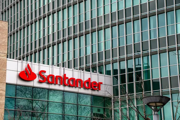 Poznan, Polonya - 03.24.2025: Santander Bank Polska SA Wrocaw, Pozna ve Varşova merkezli bir Polonya evrensel bankasıdır. Polonya 'nın en büyük üçüncü bankasıdır.