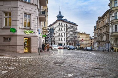 Poznan, Polonya - 03.23.2025: Poznan 'da pitoresk bir yerde Zabka bakkalı