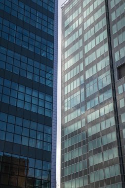 Modern mimari çarpıcı cam cepheleriyle Poznan, Polonya 'nın ufuk çizgisini vurguluyor