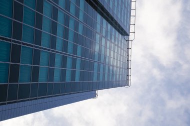 Poznan 'ın gökyüzünün altında modern mimari ışıldıyor.