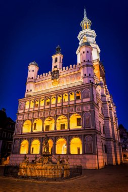 Poznan Belediye Binası, Polonya 'daki aydınlatılmış pazar meydanını gösteriyor.