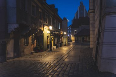 Poznan Pazar Meydanı 'nın büyüleyici akşam manzarası Belediye Binası ve kaldırım taşı caddeleri
