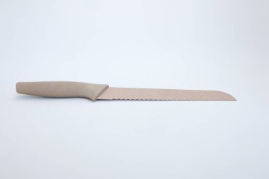 Mutfak ihtiyaçları için renkli mutfak bıçakları, beyazlara izole edilmiş.