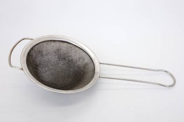 Çay filtreleri ya da pişirme yağı filtreleri beyaza izole edilmiş paslanmaz çelikten yapılır.