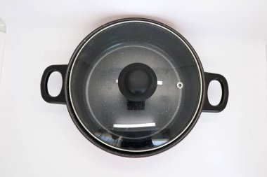 Mutfakta pişirmek için siyah ve kırmızı olmayan tava, ev ihtiyaçları için sebze pişirmek ve su pişirmek için tava, beyaz üzerine izole edilmiş.