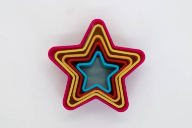 Yıldız, gül ve kalp şeklinde pasta kalıpları beyaza izole edilmiş.