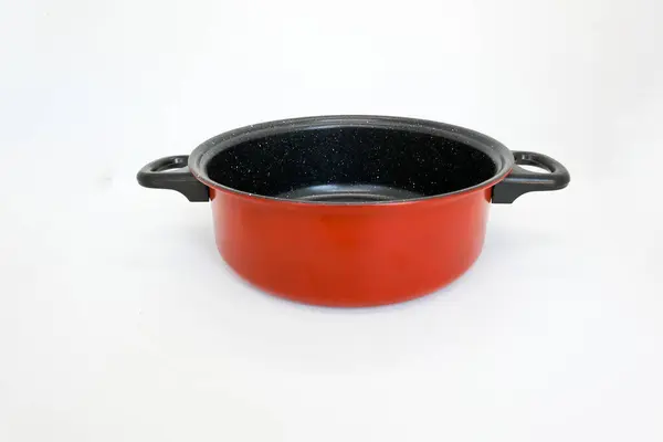 在厨房里做饭用的黑色和红色不粘贴锅 做饭用的蔬菜锅和家庭用水锅 用白色隔开 — 图库照片