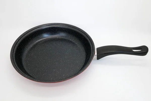キッチンで調理するための黒と赤の非スティックパン 野菜を調理するための鍋と家庭用ニーズのための調理水 白で分離 — ストック写真