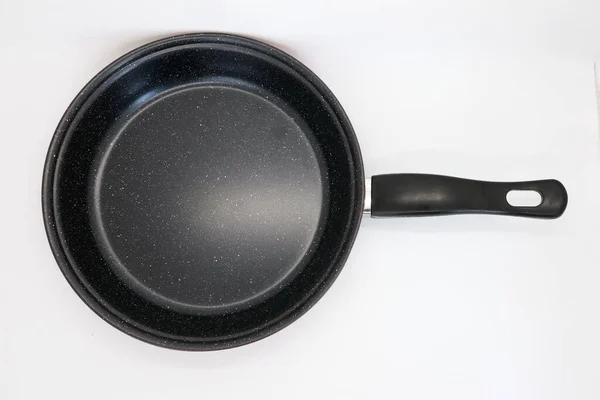 キッチンで調理するための黒と赤の非スティックパン 野菜を調理するための鍋と家庭用ニーズのための調理水 白で分離 — ストック写真