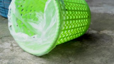 sinek plastik çöp kutularında toplanıyor.