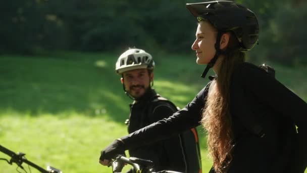 Jovem Ciclista Aproveitando Seu Tempo Com Sua Namorada Bicicleta Parque — Vídeo de Stock