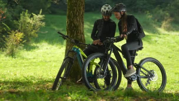 Молода Жінка Перевіряє Свій Велосипедний Одометр Проводячи Сонячні Вихідні Відкритому — стокове відео