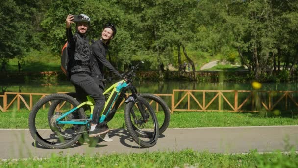 Молодий Чоловік Своєю Дівчиною Позує Селфі Велосипедах Біля Озера Парку — стокове відео