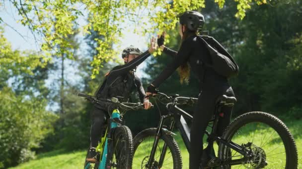 Молода Пара Високопродуктивних Один Одного Велосипедах Після Їзди Вони Парку — стокове відео