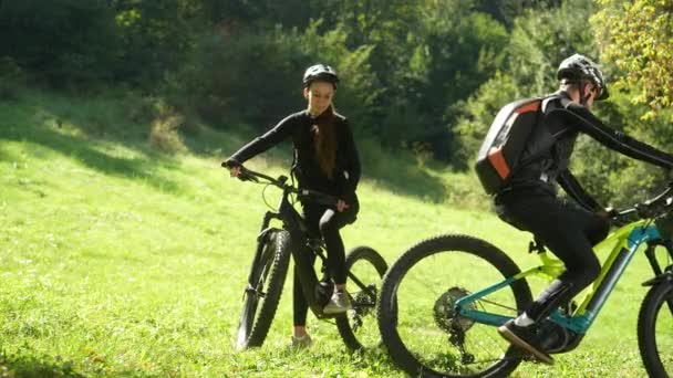 Male Female Cyclist Starting Ride Nature Sunny Summer Day — Stock Video