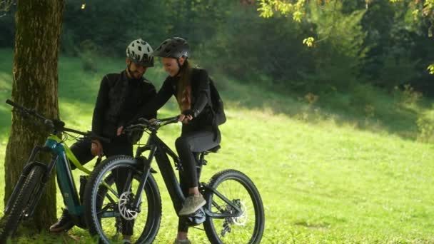 Молодий Чоловік Близького Сходу Його Європейська Дівчина Дивляться Велосипедний Одометр — стокове відео