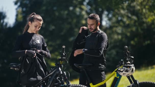 Jovem Casal Adiando Suas Mochilas Bicicleta Parque Dia Ensolarado — Vídeo de Stock