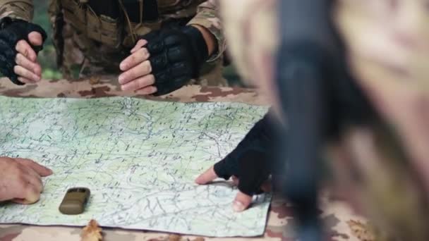 Gros Plan Sur Les Officiers Militaires Qui Planifient Des Actions — Video