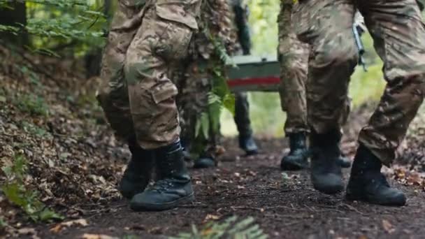 Soldados Uniforme Llevando Munición Mueven Por Bosque Con Cautela — Vídeo de stock