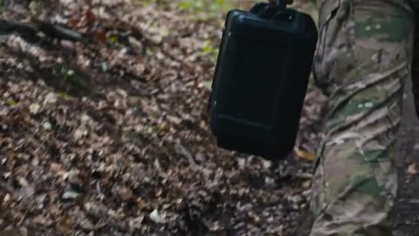 Seorang Prajurit Mengangkut Sebuah Kotak Drone Melalui Hutan — Stok Video