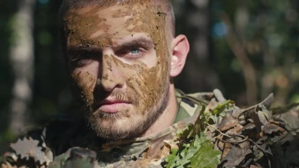 Seorang Penembak Jitu Bermata Biru Berkamuflase Hutan Membidik Melalui Ruang — Stok Video