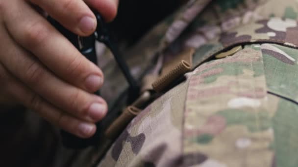 Soldato Attacca Saldamente Walkie Talkie Alla Sua Uniforme Militare — Video Stock