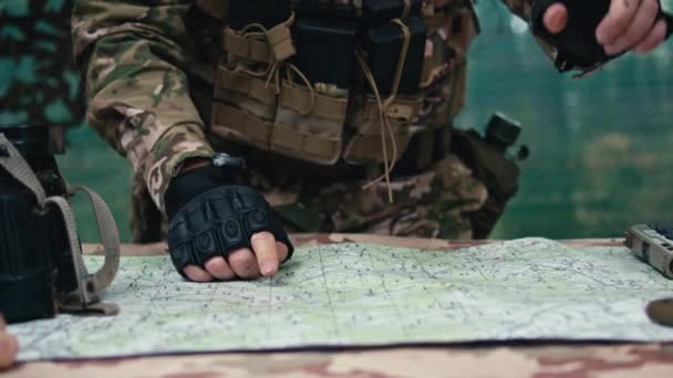 軍事要員の計画行動の閉鎖 制服の兵士 地図を指し 戦略を議論し 戦術的なブリーフィング — ストック動画