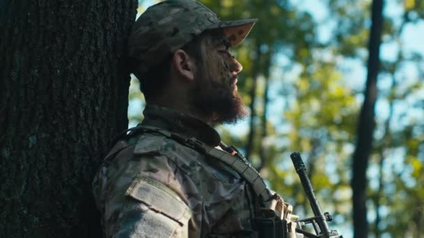 Zmęczony Żołnierz Lesie Wycierający Pot Czoła Opierający Się Drzewo — Wideo stockowe