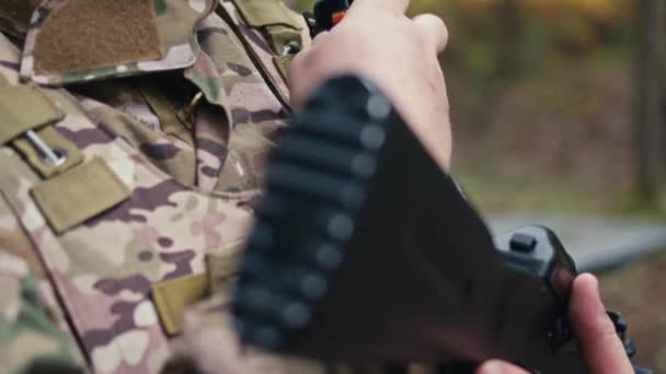 Soldato Attacca Saldamente Walkie Talkie Alla Sua Uniforme Militare Mentre — Video Stock