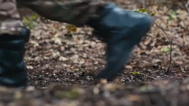 Les Pieds Des Soldats Marchent Dans Forêt Vue Faible Angle — Video