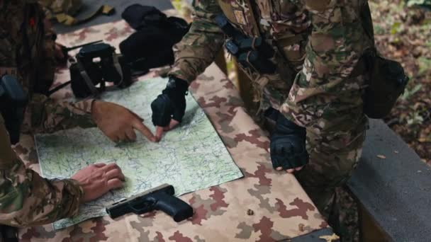 Oficiales Militares Señalando Mapa Están Uniforme Discutiendo Estrategia — Vídeo de stock