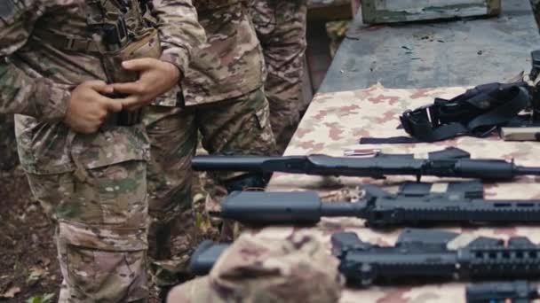 兵士がギアアップし 戦闘の準備ができている武器や装備 — ストック動画