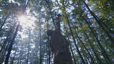 Ormanın ortasına bir asker insansız hava aracı saldı. Doğada kullanılan askeri ekipman..