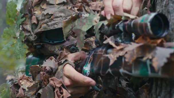 Снайпер Камуфляжем Деревом Готується Стріляти Далеку Ціль — стокове відео