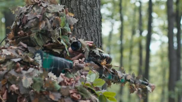 Maskovaný Odstřelovač Stromem Upravující Dalekohled — Stock video