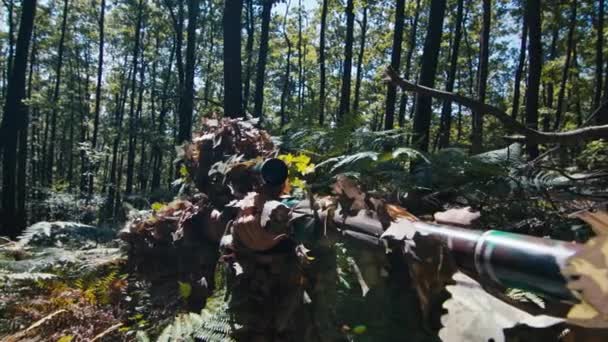 Снайпер Маскування Деревом Прицілюється Допомогою Високоточної Сфери Віддаленій Цілі — стокове відео