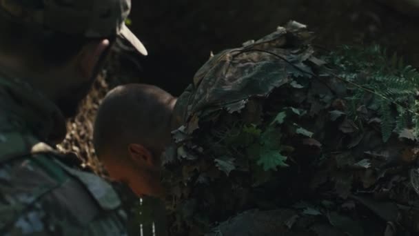 顔に泥のマスクを付ける準備をしているカモフラッグの兵士 森の中で洗う — ストック動画