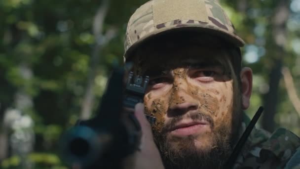 森の環境では 警戒する マスクされた兵士 ライフルで武装し 慎重に周囲を監視する — ストック動画