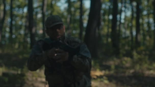 Lesie Czujny Zamaskowany Żołnierz Uzbrojony Karabin Ostrożnie Poruszający Się Przyrodzie — Wideo stockowe